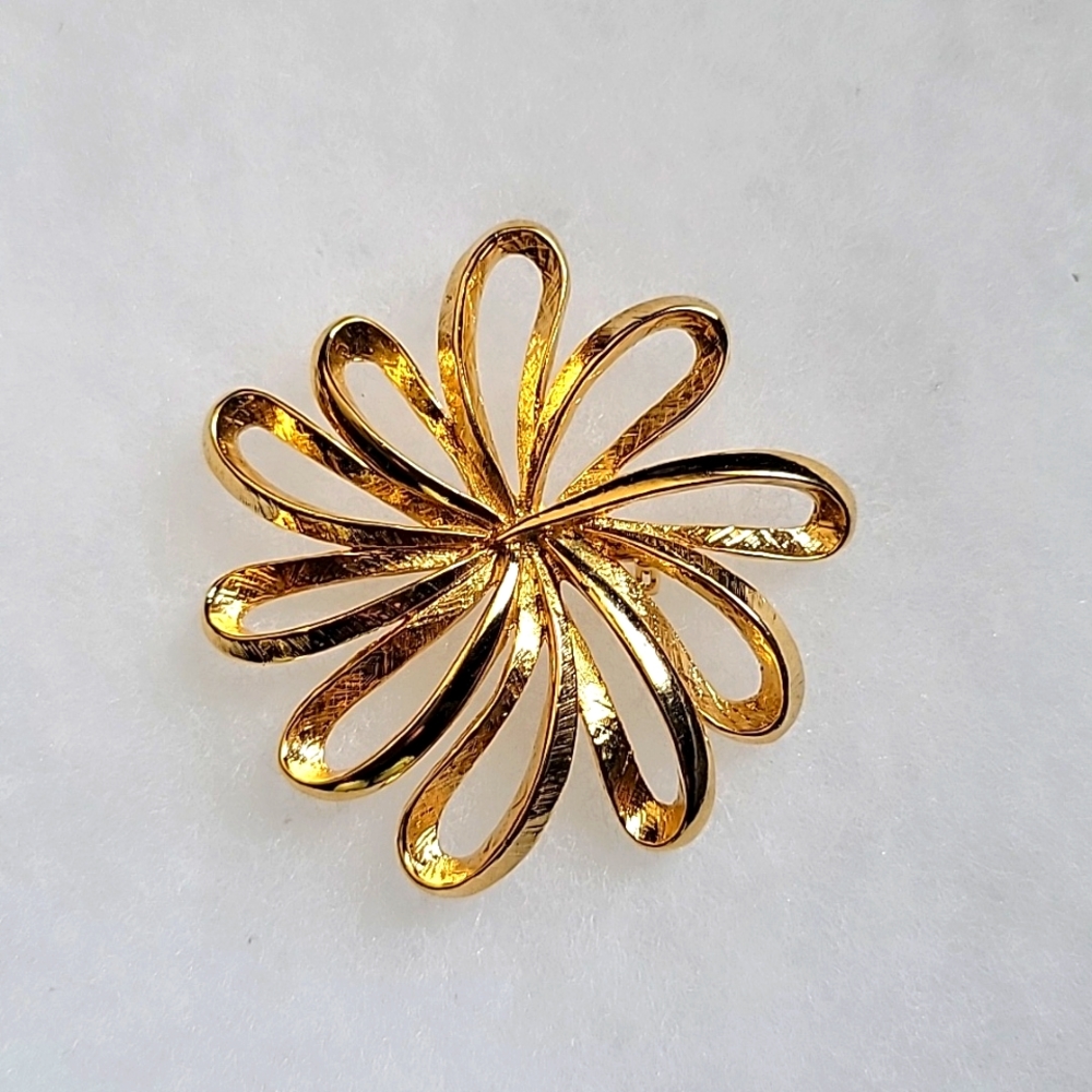 2/$8 Vintage Corn Flower Swirl Ribbon Textured Gold Tone Brooch Pin